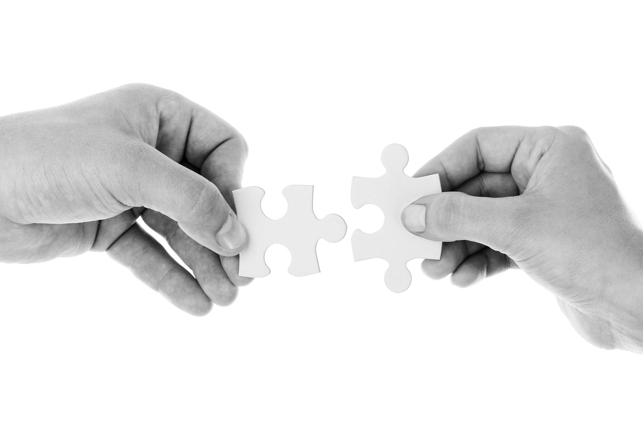 ¿Cómo pegar las piezas de un puzzle?