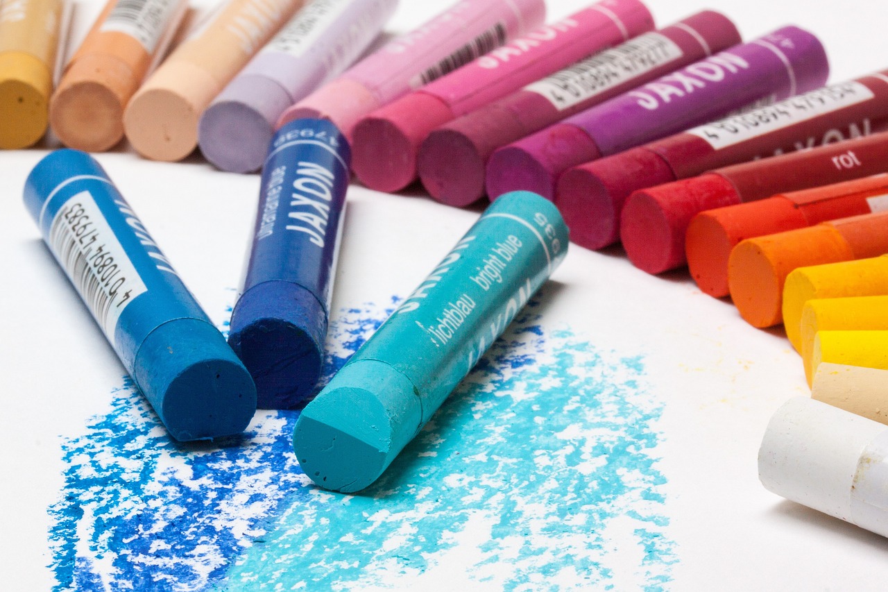 ¿Qué son los pasteles al óleo y qué tipo de papel se utiliza para la técnica pastel?