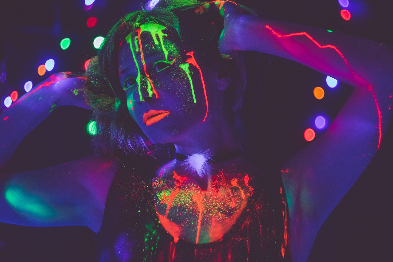 ¿Cómo hacer una pintura fluorescente casera?